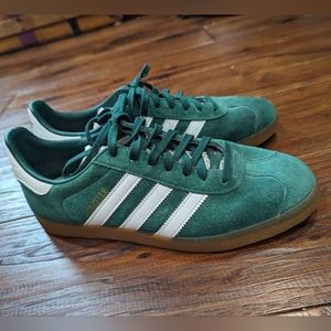 Green Adidas Gazelle Shoes sz 8.5 💚